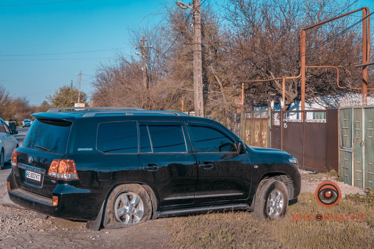 Предварительно, на дорогу выскочил мужчина, из-за чего водитель резко дернул руль влево Предварительно, на дорогу выскочил мужчина, из-за чего водитель резко дернул руль влево