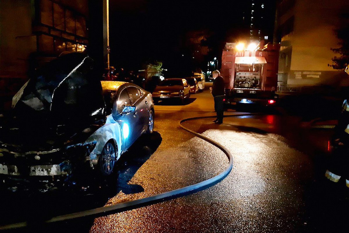 Автомобиль стоял на обочине. Хозяина внутри не было Автомобиль стоял на обочине. Хозяина внутри не было