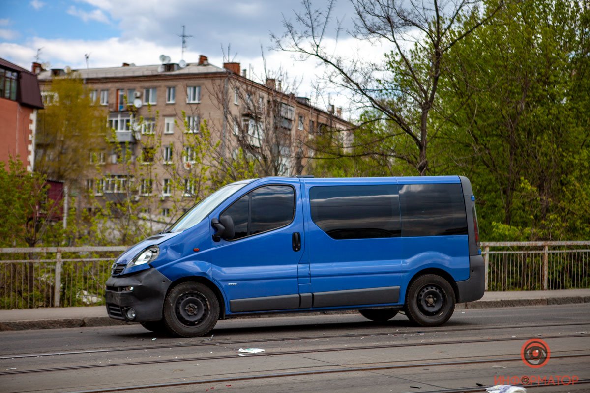 Автомобиль стоит посреди проезжей части