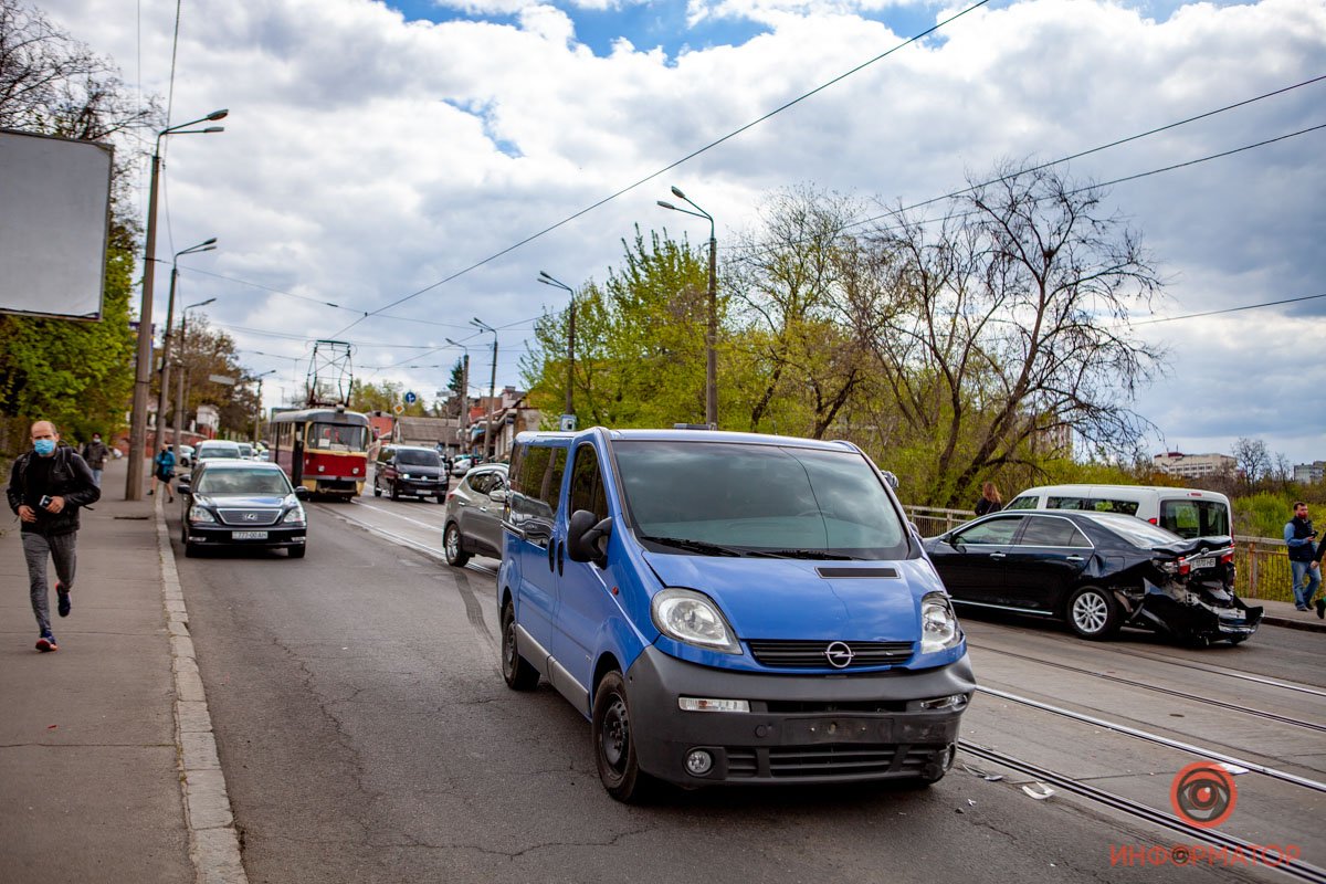 Машины стоят посреди дороги - будьте внимательными
