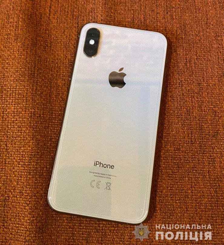 Карманница вытащила у посетительницы из куртки мобильный телефон Карманница вытащила у посетительницы из куртки мобильный телефон