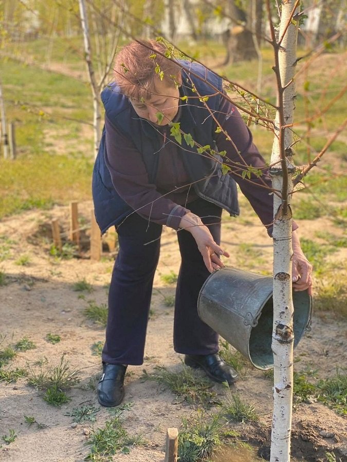 В Днепре депутаты горсовета поливали Березовый сад 3