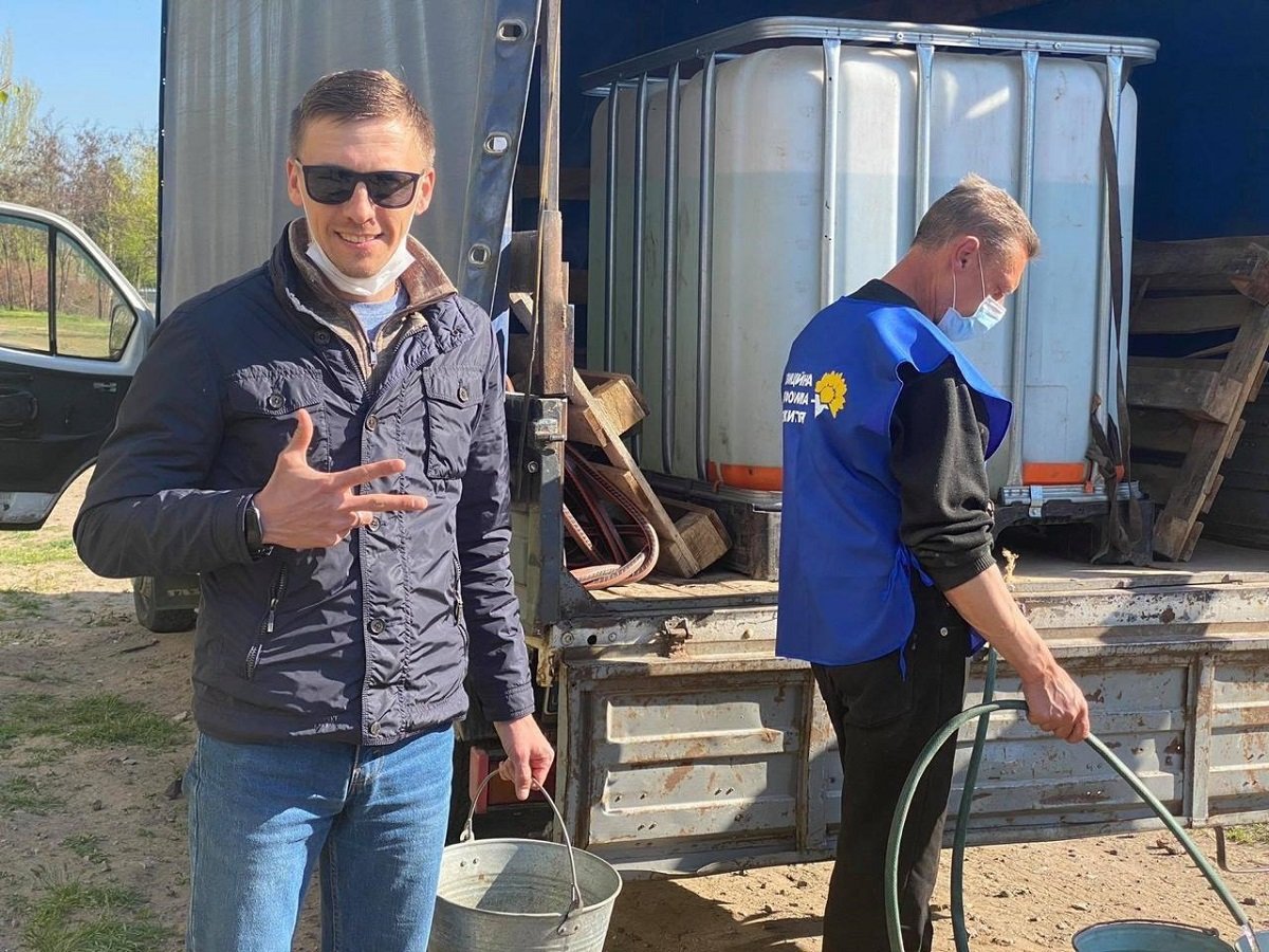 В Днепре депутаты горсовета поливали Березовый сад 4