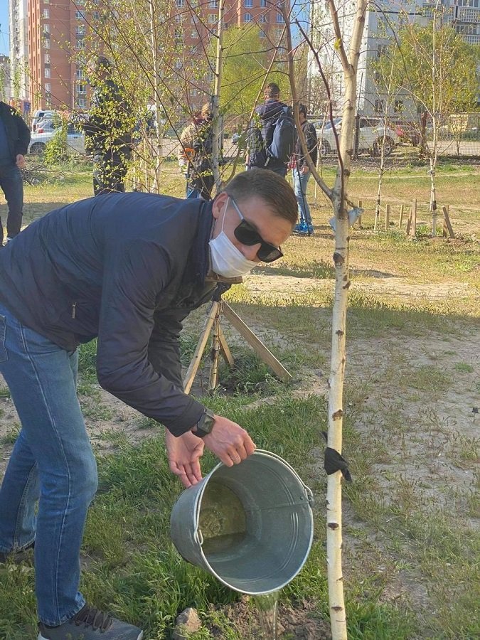 В Днепре депутаты горсовета поливали Березовый сад 7
