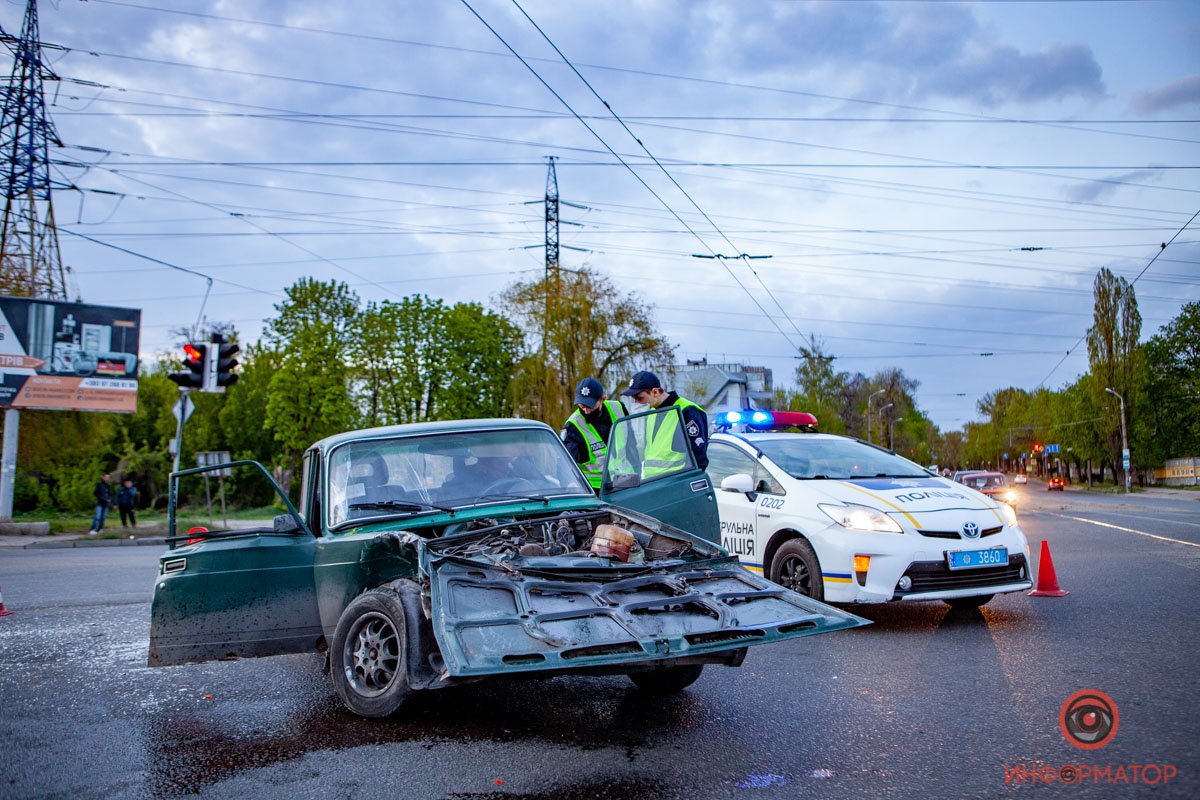 На перекрестке проспекта Богдана Хмельницкого с Шинной столкнулись Opel и ВАЗ