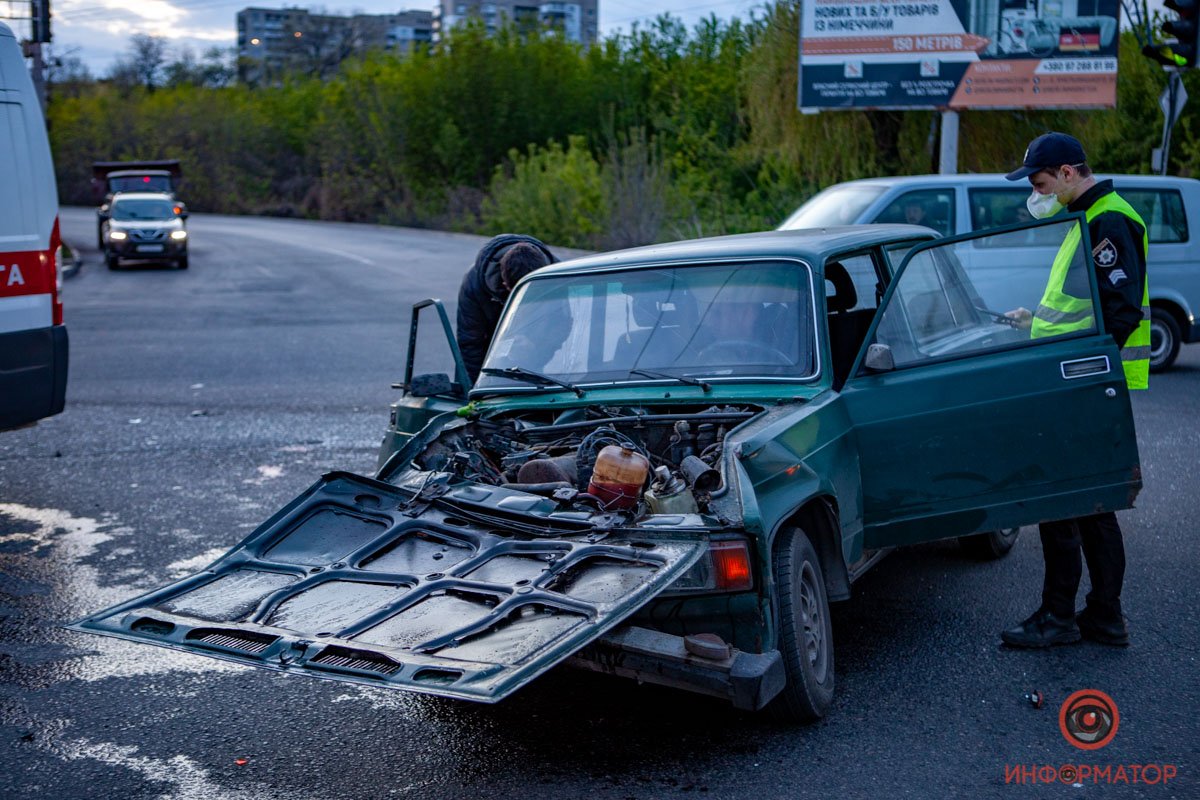 От удара водитель и пассажир ВАЗа вылетели из машины