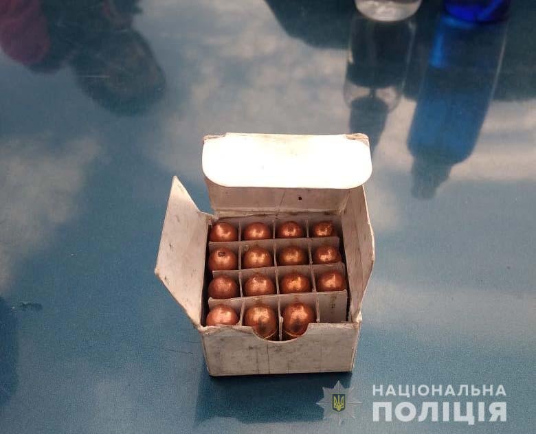 Они забирали из жилищ деньги, золото и другие ценные вещи Они забирали из жилищ деньги, золото и другие ценные вещи