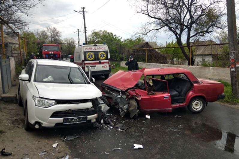 В Днепре на Андрейченко столкнулись Mitsubishi и ВАЗ: мужчину вырезали из авто, ребенка госпитализировали 1