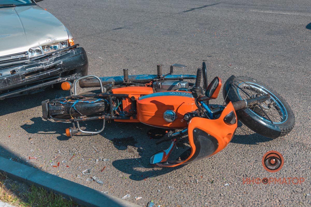 Пассажирку мотоцикла с травмой ноги забрала скорая помощь