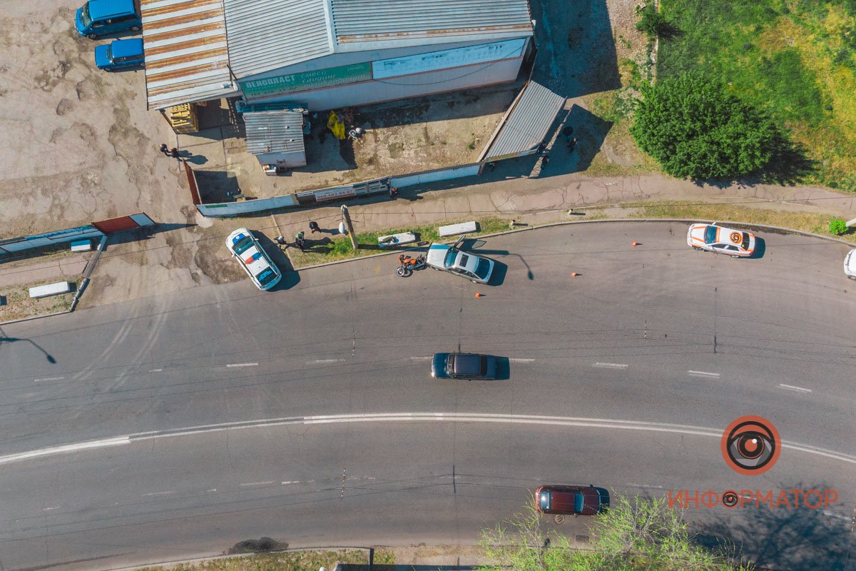 Предварительно, на повороте водитель автомобиля не справился с управлением