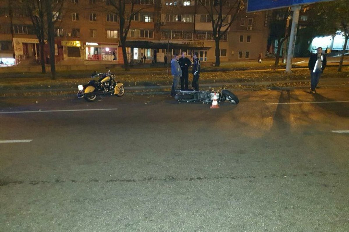 Авария произошла на проспекте Поля в районе дома №42 Авария произошла на проспекте Поля в районе дома №42