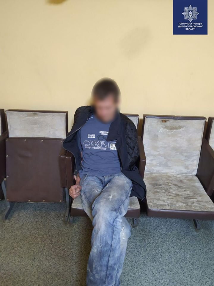 Мужчину же доставили в райотдел, где он получил протокол Мужчину же доставили в райотдел, где он получил протокол