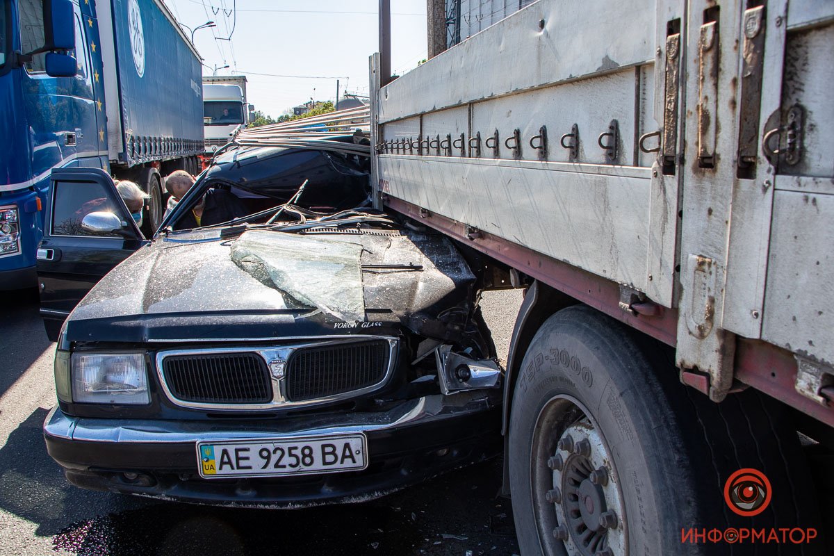 Со слов водителя автомобиля, он не замет, что грузовик начал притормаживать