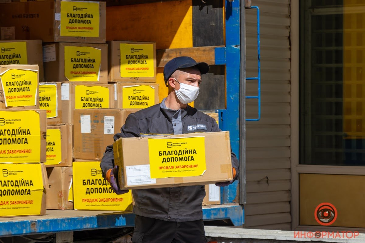 ИНТЕРПАЙП и БФ "Відродження регіону" передали большую партию СИЗ медикам Днепра 12