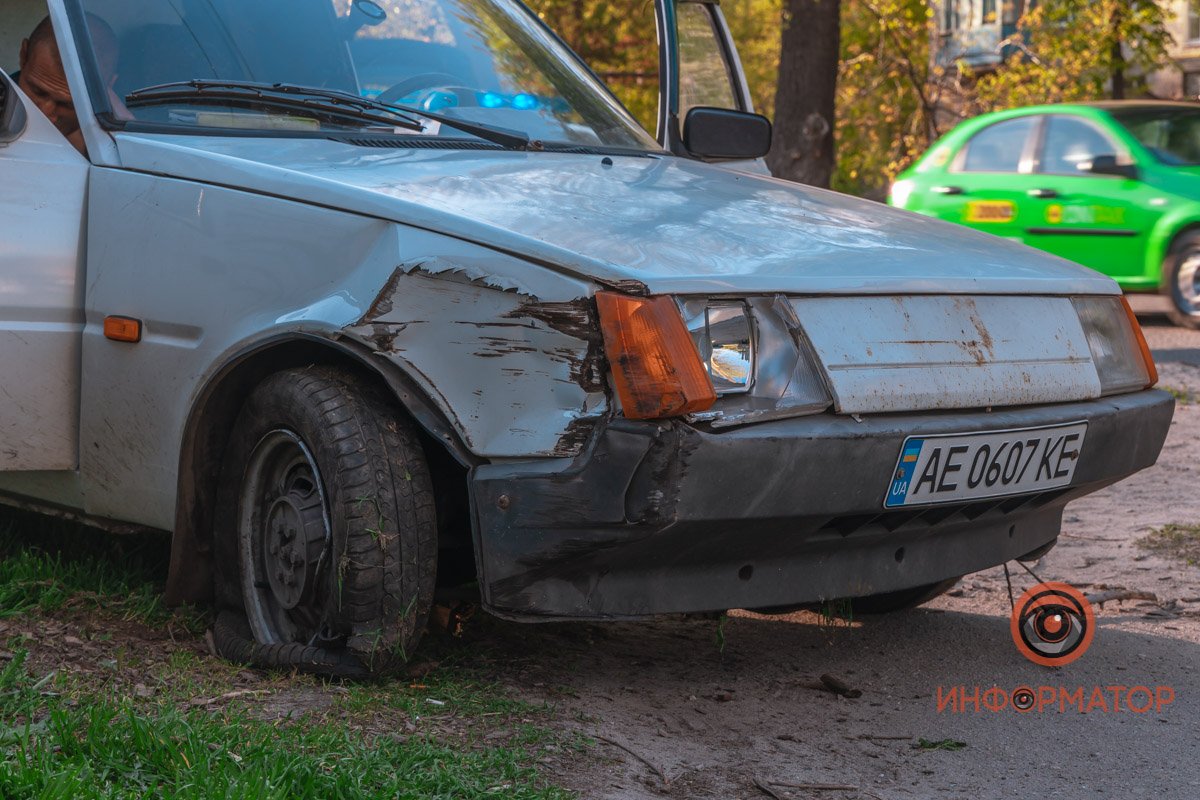 Правый боком автомобиль "прочесал" несколько гаражных боксов Правый боком автомобиль "прочесал" несколько гаражных боксов