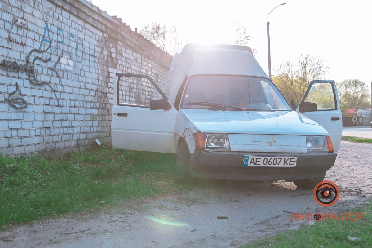 В салоне автомобиля находились два человека В салоне автомобиля находились два человека