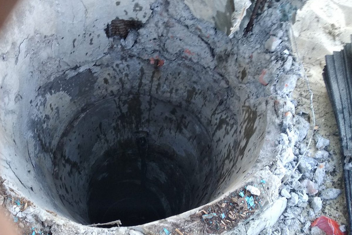 Собаку пришлось доставать из колодца глубиной 12 метров Собаку пришлось доставать из колодца глубиной 12 метров