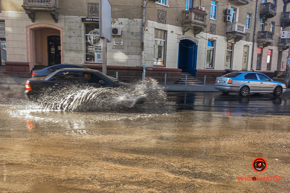 Вода льется на соседние улицы