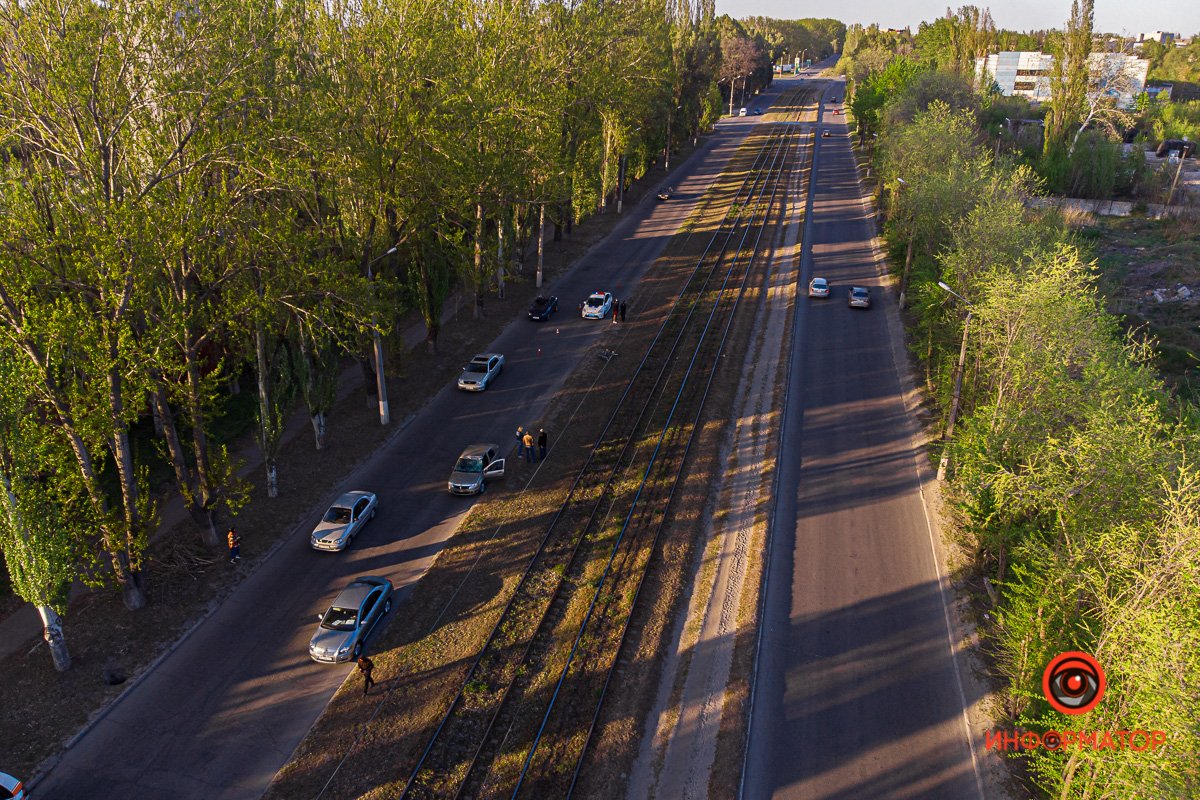 В Днепре на Кротова Renault столкнулся с велосипедистом: пострадал мужчина 3