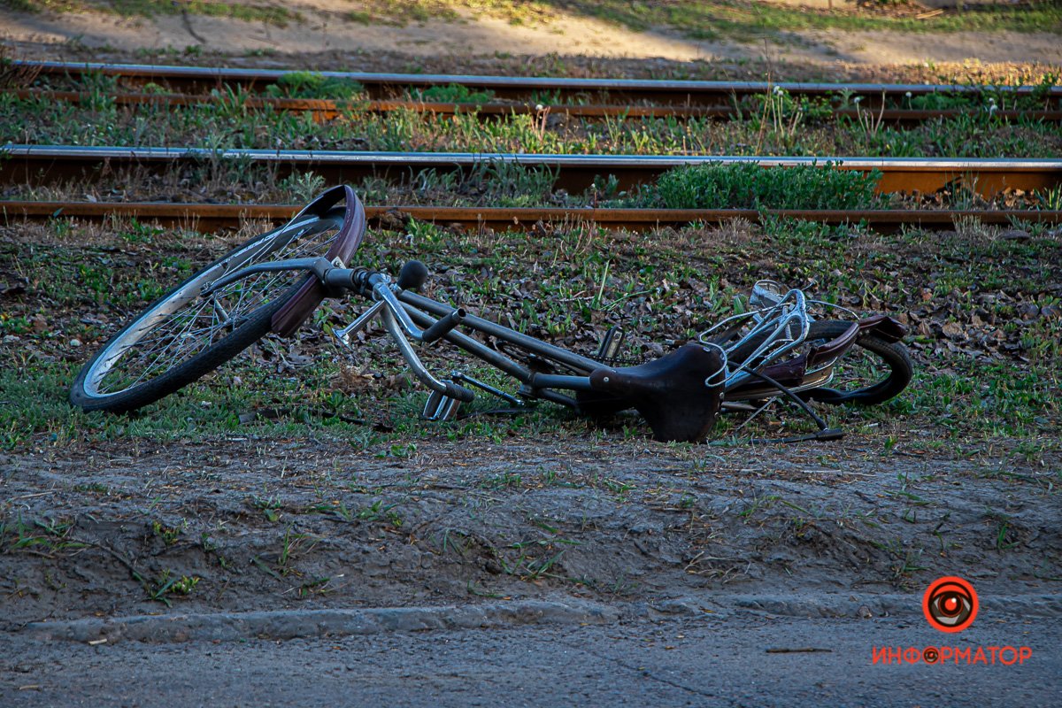 В Днепре на Кротова Renault столкнулся с велосипедистом: пострадал мужчина 4