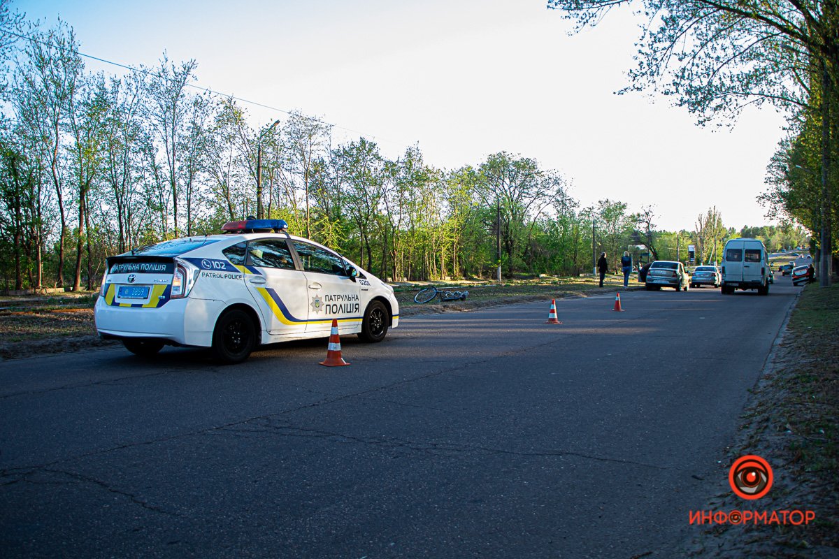 В Днепре на Кротова Renault столкнулся с велосипедистом: пострадал мужчина 5