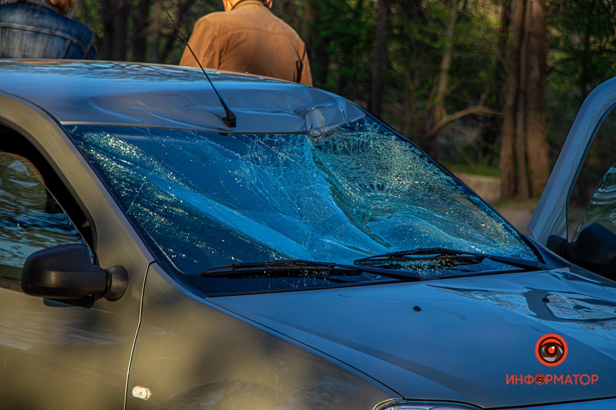 В Днепре на Кротова Renault столкнулся с велосипедистом: пострадал мужчина 6