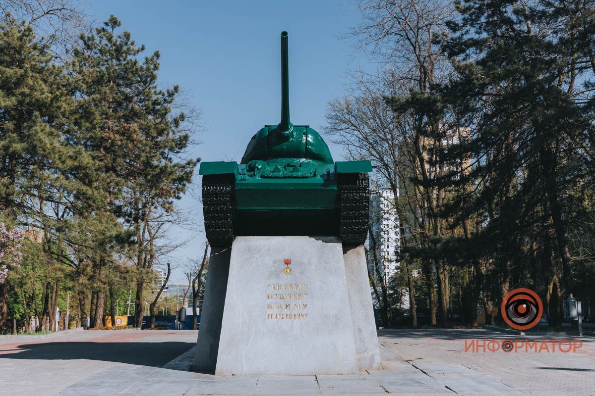 Изначальный окрас монумента - олива