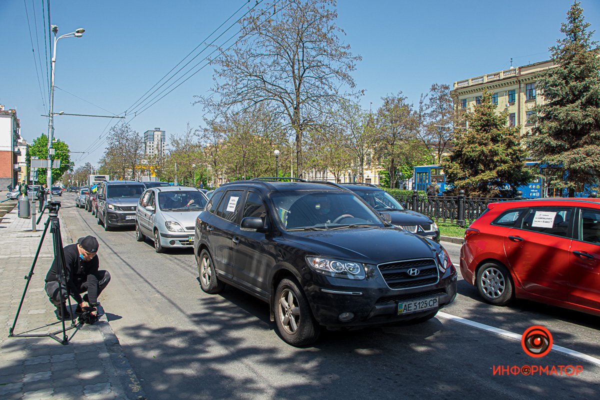 С плакатами и звуковыми сигналами: в Днепре предприниматели устроили автопробег 1