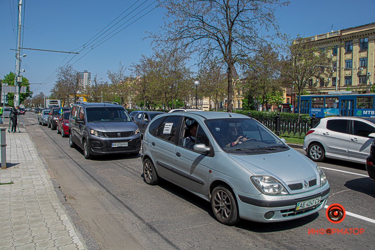 С плакатами и звуковыми сигналами: в Днепре предприниматели устроили автопробег 3