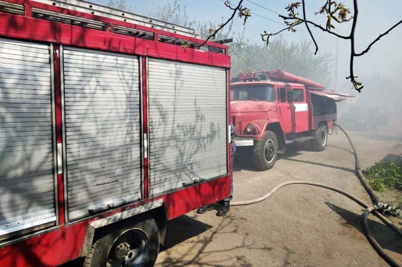 В Днепре на Весенней горела летняя кухня: возгорание тушили час 1