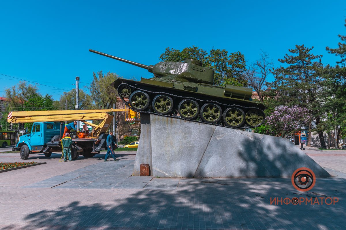 Танк выкрасили снова
