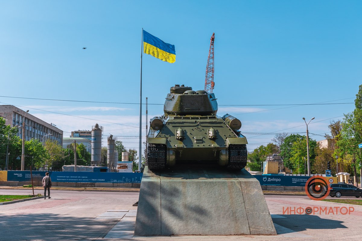 Танк на пересечении Гагарина и Яворницкого