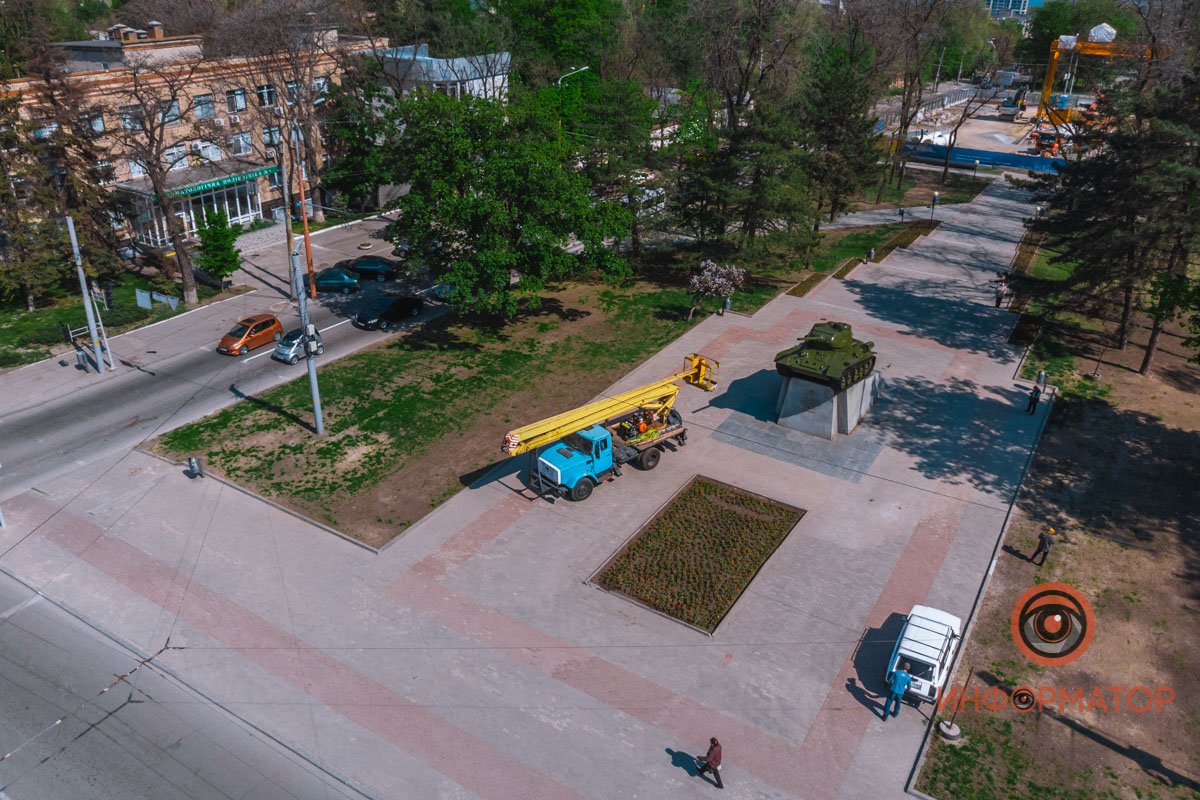 Ярко-изумрудный танк и синяя рука отлично смотрелись бы вместе