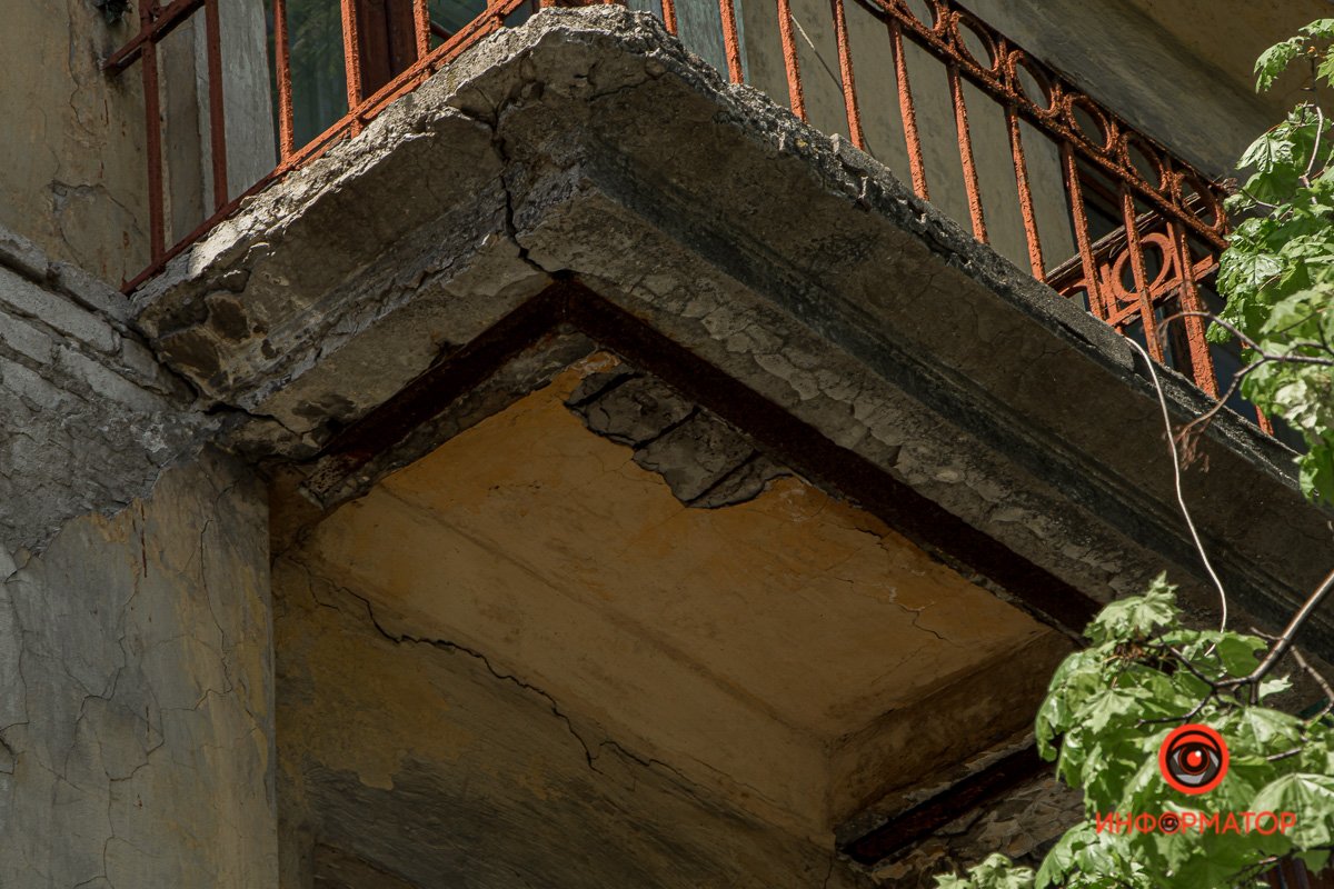 С балкона падают детали