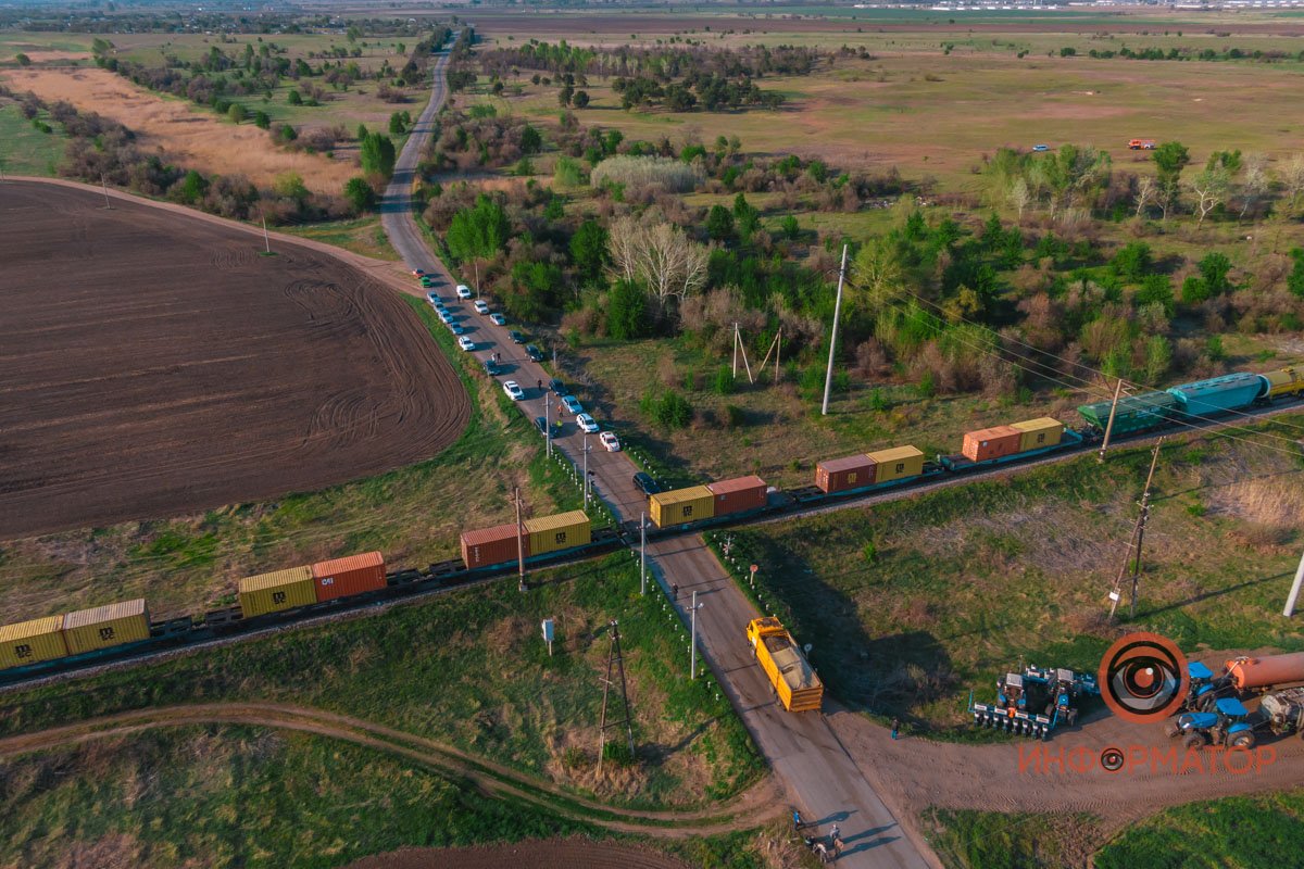 Недалеко от Днепра поезд сбил Hyundai и протащил 500 метров: погибла супружеская пара 2