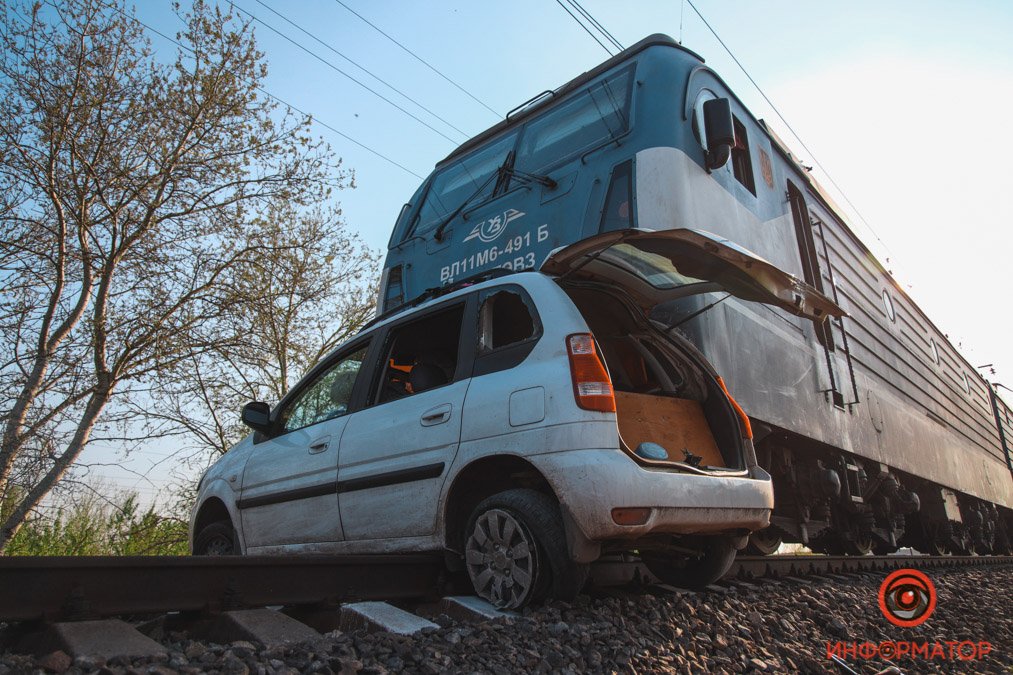 Недалеко от Днепра поезд сбил Hyundai и протащил 500 метров: погибла супружеская пара 3