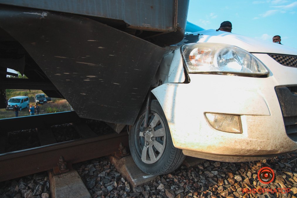 Недалеко от Днепра поезд сбил Hyundai и протащил 500 метров: погибла супружеская пара 4