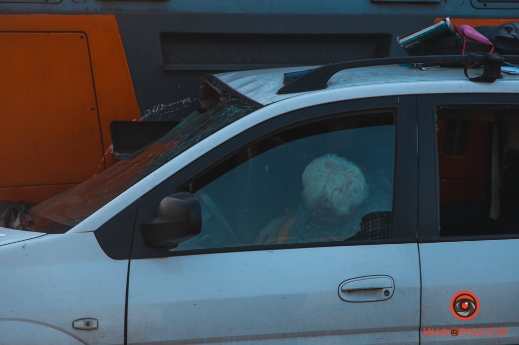 Недалеко от Днепра поезд сбил Hyundai и протащил 500 метров: погибла супружеская пара 7