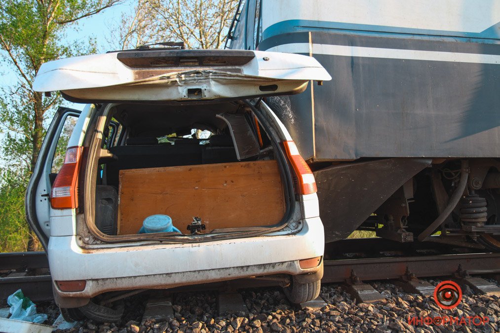 Недалеко от Днепра поезд сбил Hyundai и протащил 500 метров: погибла супружеская пара 9