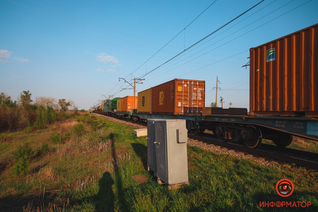 Недалеко от Днепра поезд сбил Hyundai и протащил 500 метров: погибла супружеская пара 10