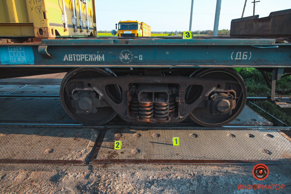 Недалеко от Днепра поезд сбил Hyundai и протащил 500 метров: погибла супружеская пара 11