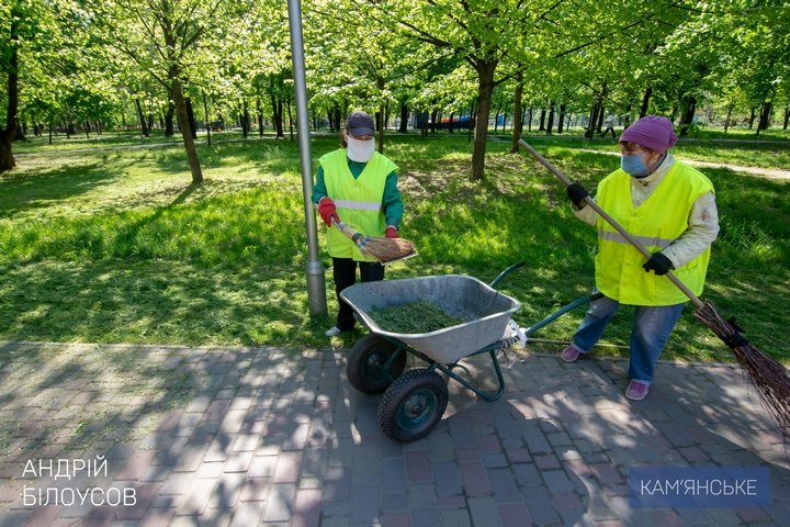 Мэр Каменского объехал скверы, парки и места общего пользования 6