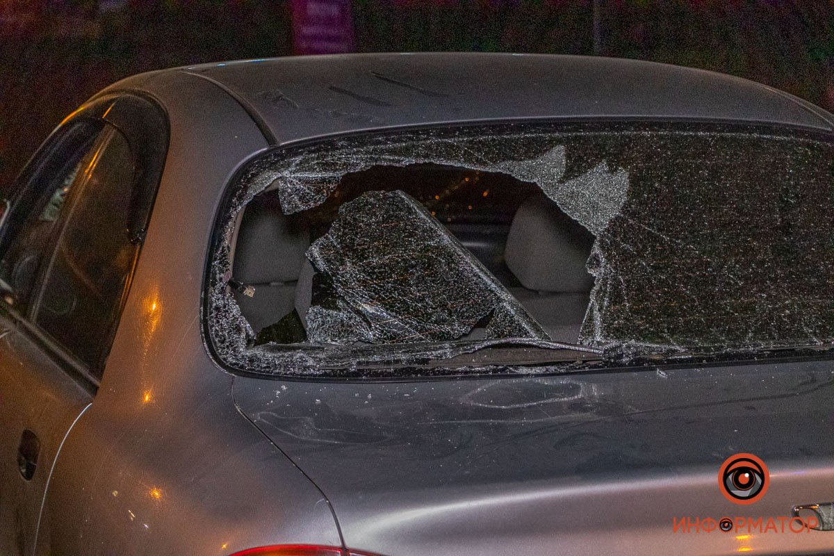 От удара у авто разбилось заднее стекло От удара у авто разбилось заднее стекло
