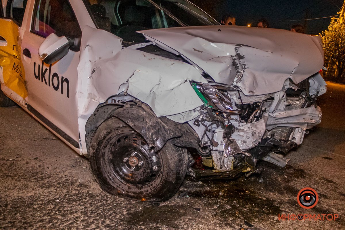 Renault врезался в бок Skoda Renault врезался в бок Skoda