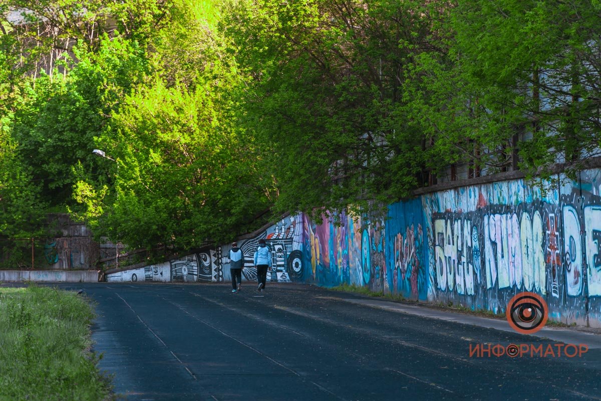 Если здесь кто-то и может реализовать себя, то это художники Если здесь кто-то и может реализовать себя, то это художники