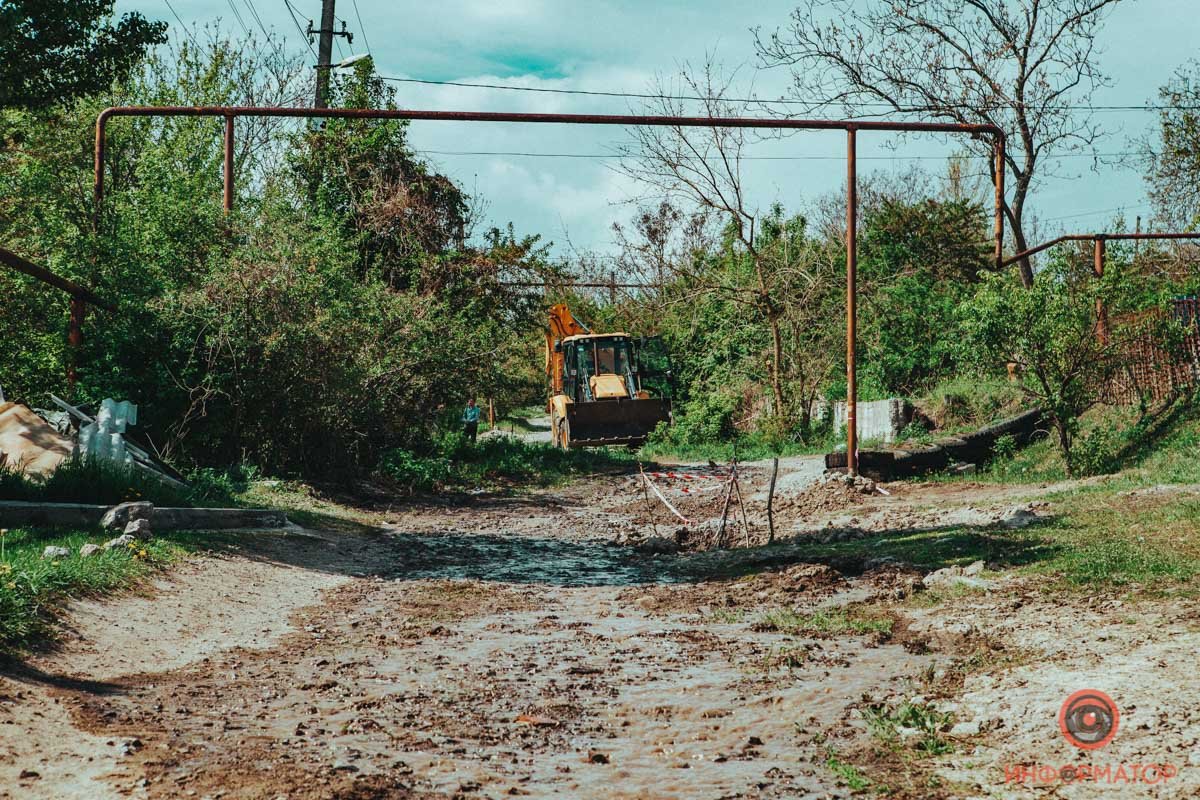 Вода ручьями бежит вдоль всей улицы Вода ручьями бежит вдоль всей улицы