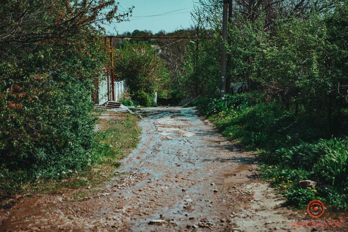 Вода бежит вдоль Крутого спуска до самой балки Вода бежит вдоль Крутого спуска до самой балки