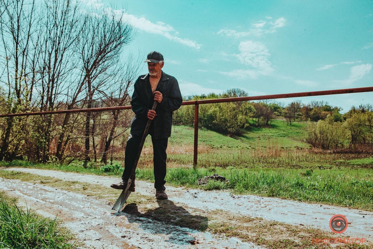 Местные жительки роют небольши каналы, чтобы направить ручей дальше по улице Местные жительки роют небольши каналы, чтобы направить ручей дальше по улице