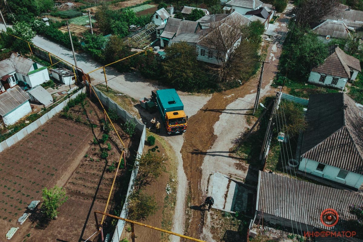 Коммунальщики работают на месте Коммунальщики работают на месте