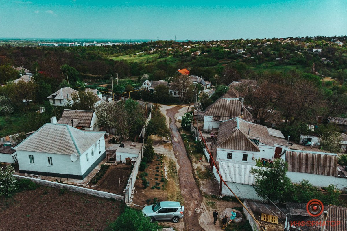 Несколько домов в верхней части Крутого спуска стоят с трещинами Несколько домов в верхней части Крутого спуска стоят с трещинами
